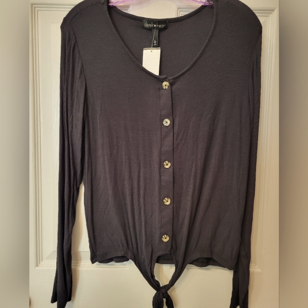 Fitted black tee shirt